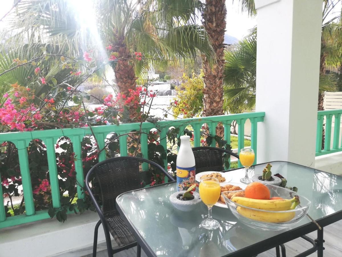 Kamari Beach Houses With Balcony And Garden Exterior foto