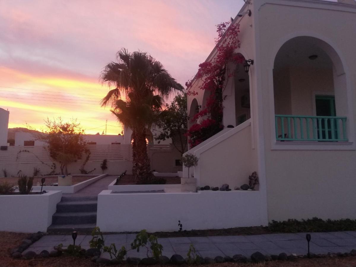 Kamari Beach Houses With Balcony And Garden Exterior foto