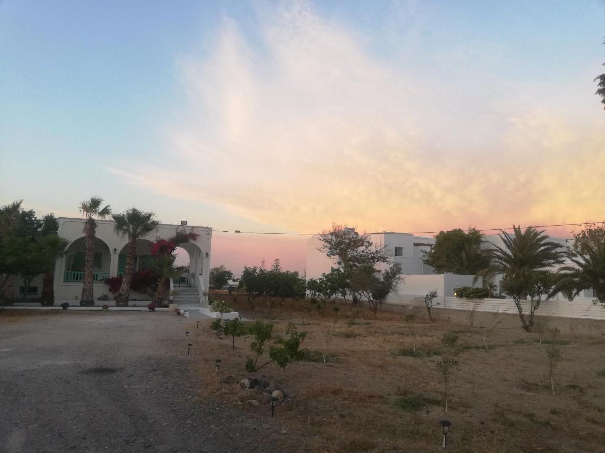 Kamari Beach Houses With Balcony And Garden Exterior foto