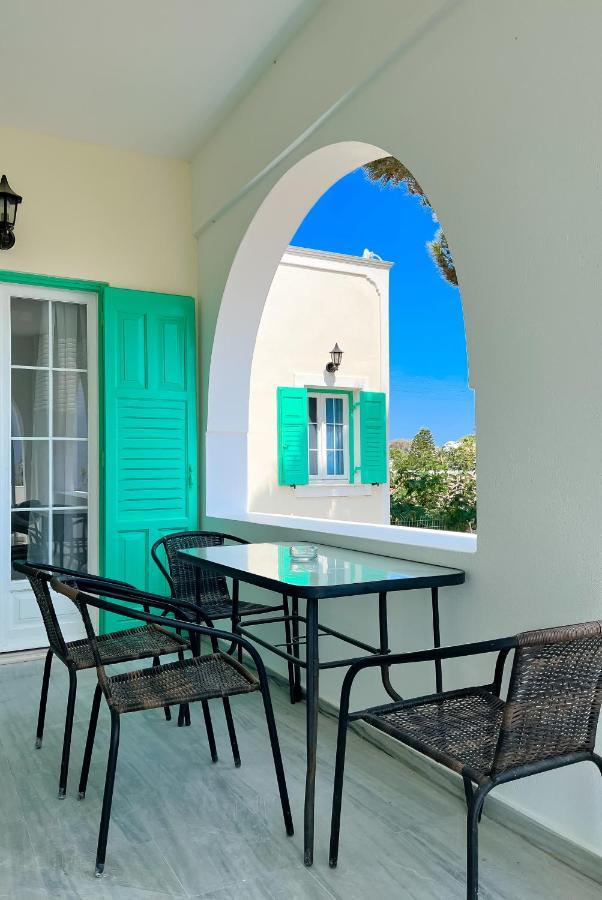 Kamari Beach Houses With Balcony And Garden Exterior foto
