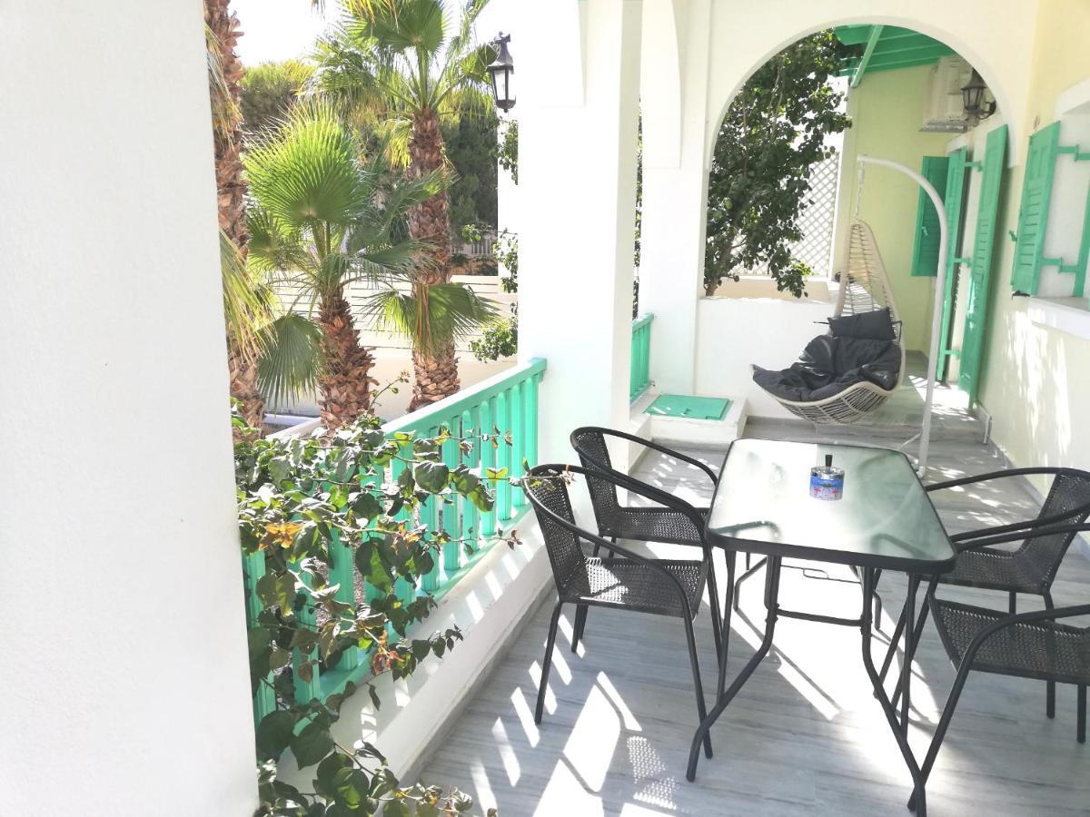 Kamari Beach Houses With Balcony And Garden Exterior foto